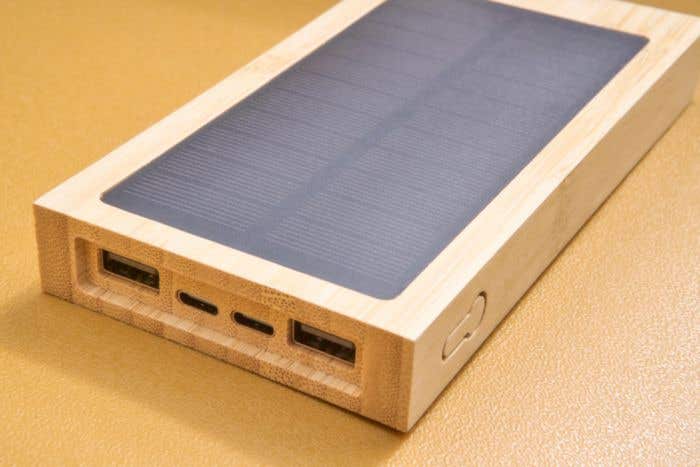 Power bank solaire en bambou Elz