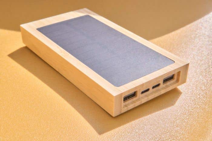 Power bank solaire en bambou Elz
