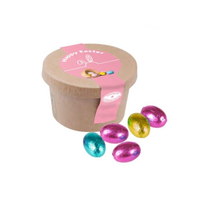 Œufs de Pâques dans une coupe