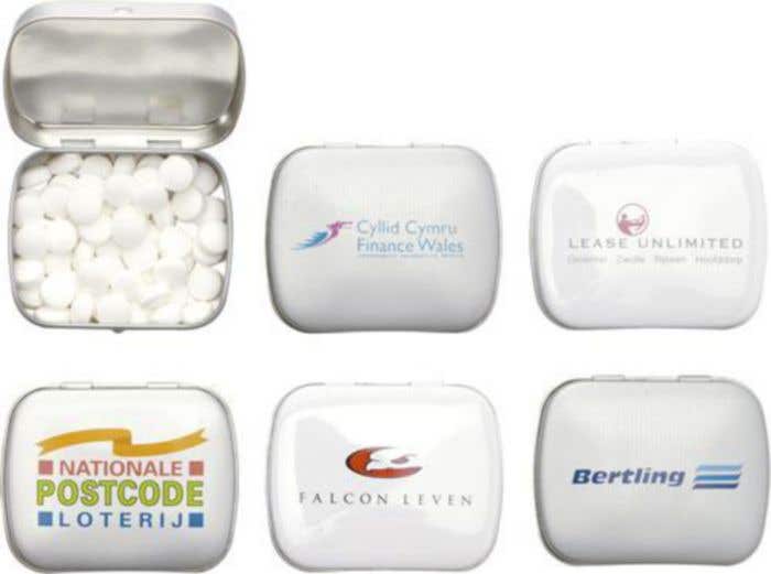 Convex tin with hinge with approx 30 gr. mints