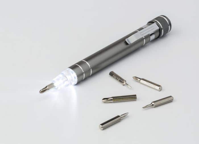Ensemble tournevis avec petite lampe