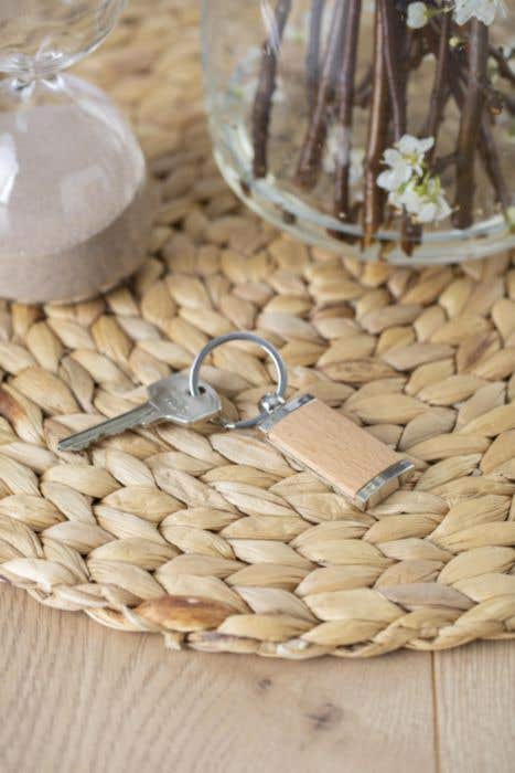 Porte-clés en métal avec du bois