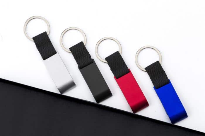 Porte-clés avec ouvre-bouteille et pièce de monnaie pour caddie